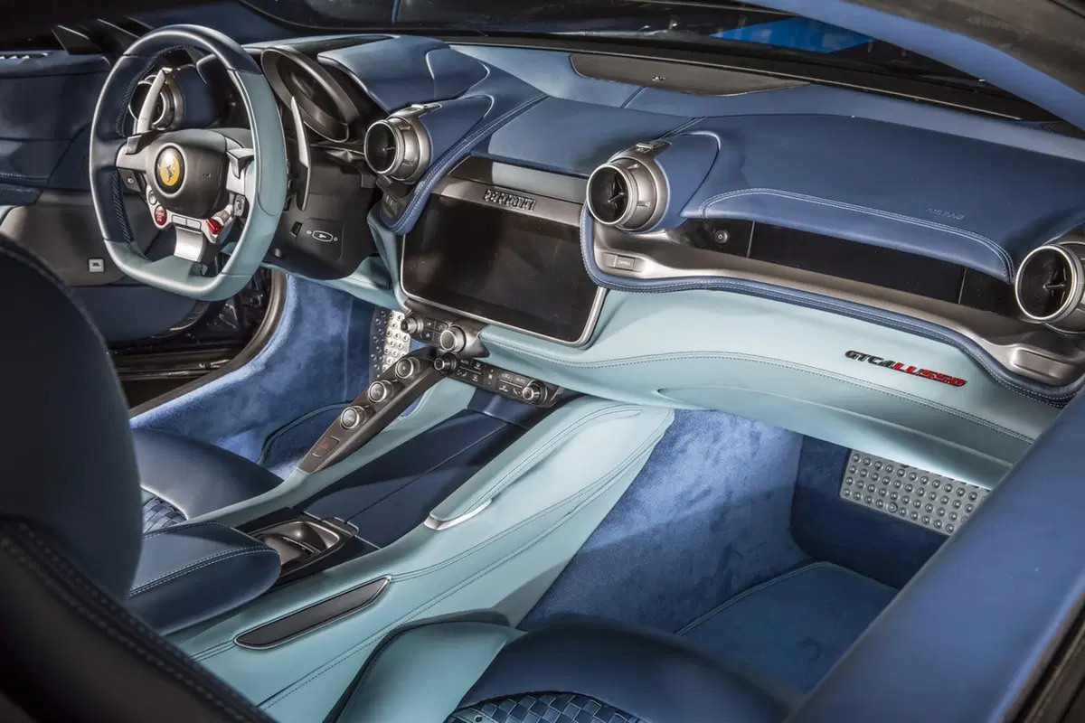 Lapo firma “Azzurra”: una Ferrari GTC4 Lusso d’alta moda (9)