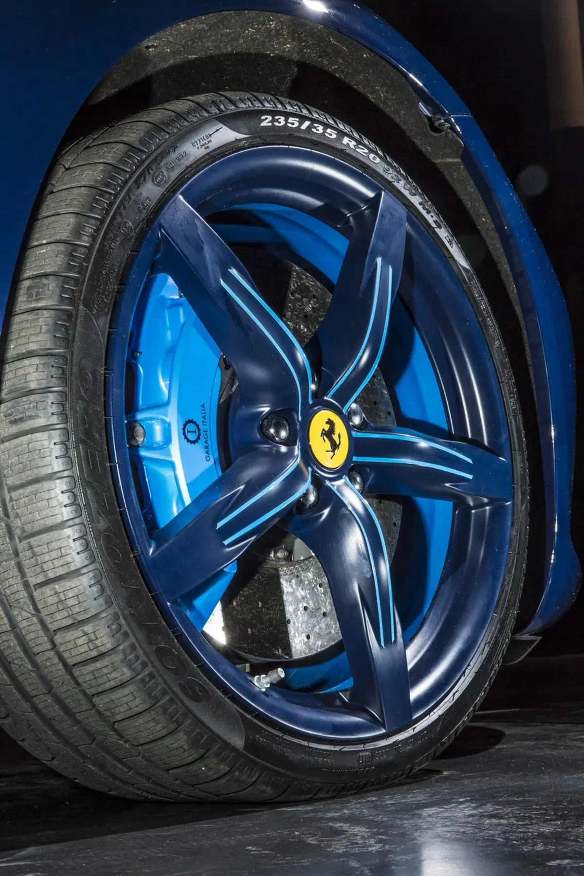 Lapo firma “Azzurra”: una Ferrari GTC4 Lusso d’alta moda (12)