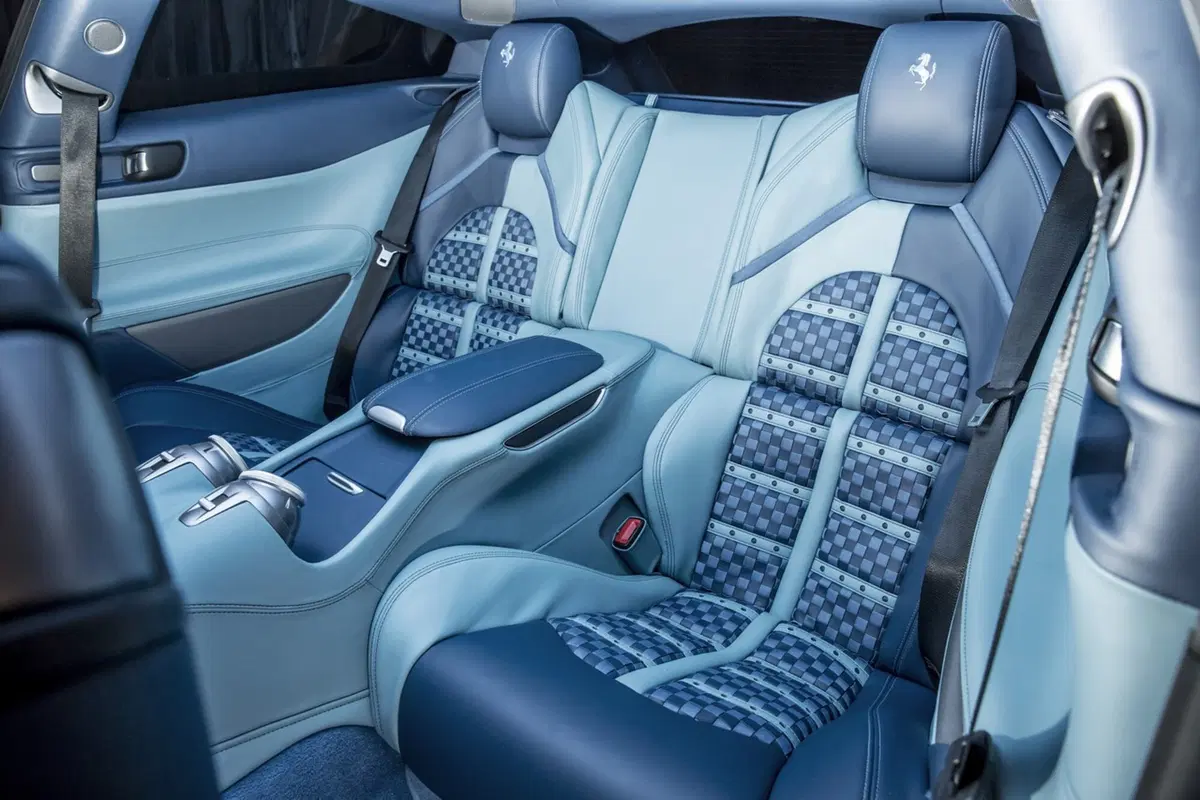 Lapo firma “Azzurra”: una Ferrari GTC4 Lusso d’alta moda (13)