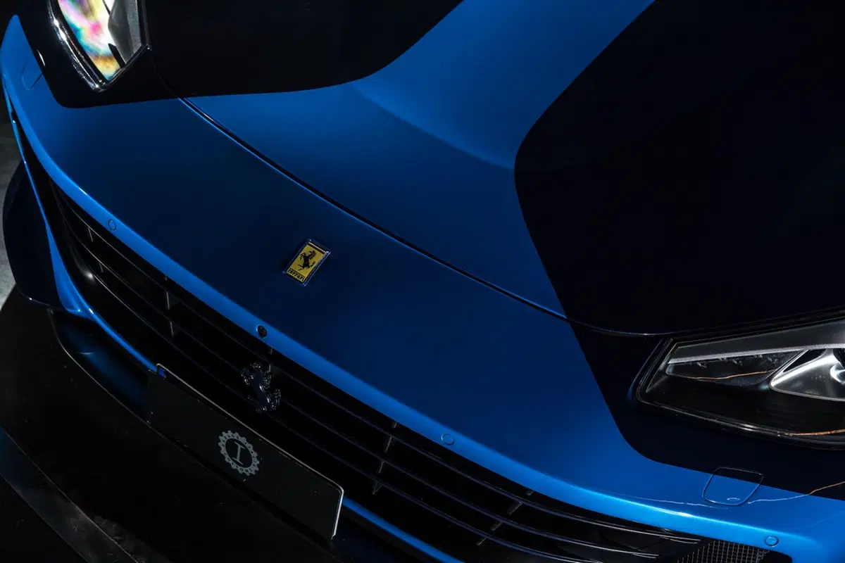 Lapo firma “Azzurra”: una Ferrari GTC4 Lusso d’alta moda (17)