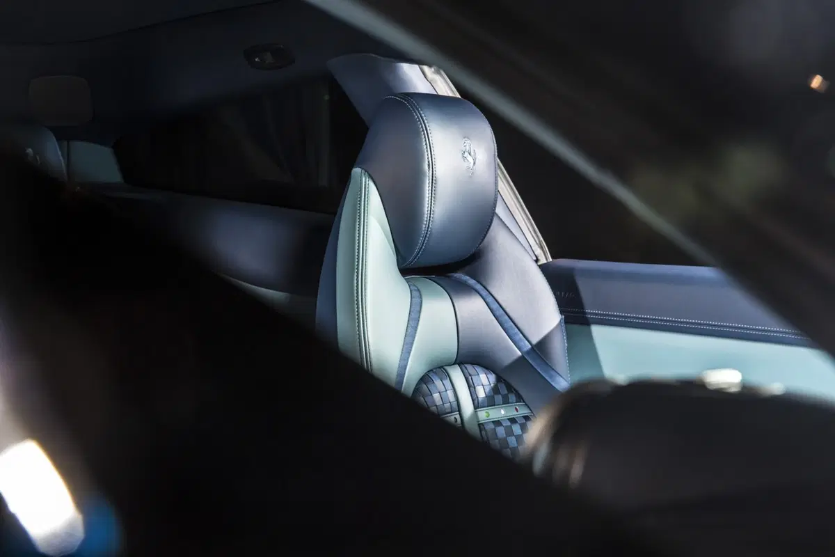 Lapo firma “Azzurra”: una Ferrari GTC4 Lusso d’alta moda (18)
