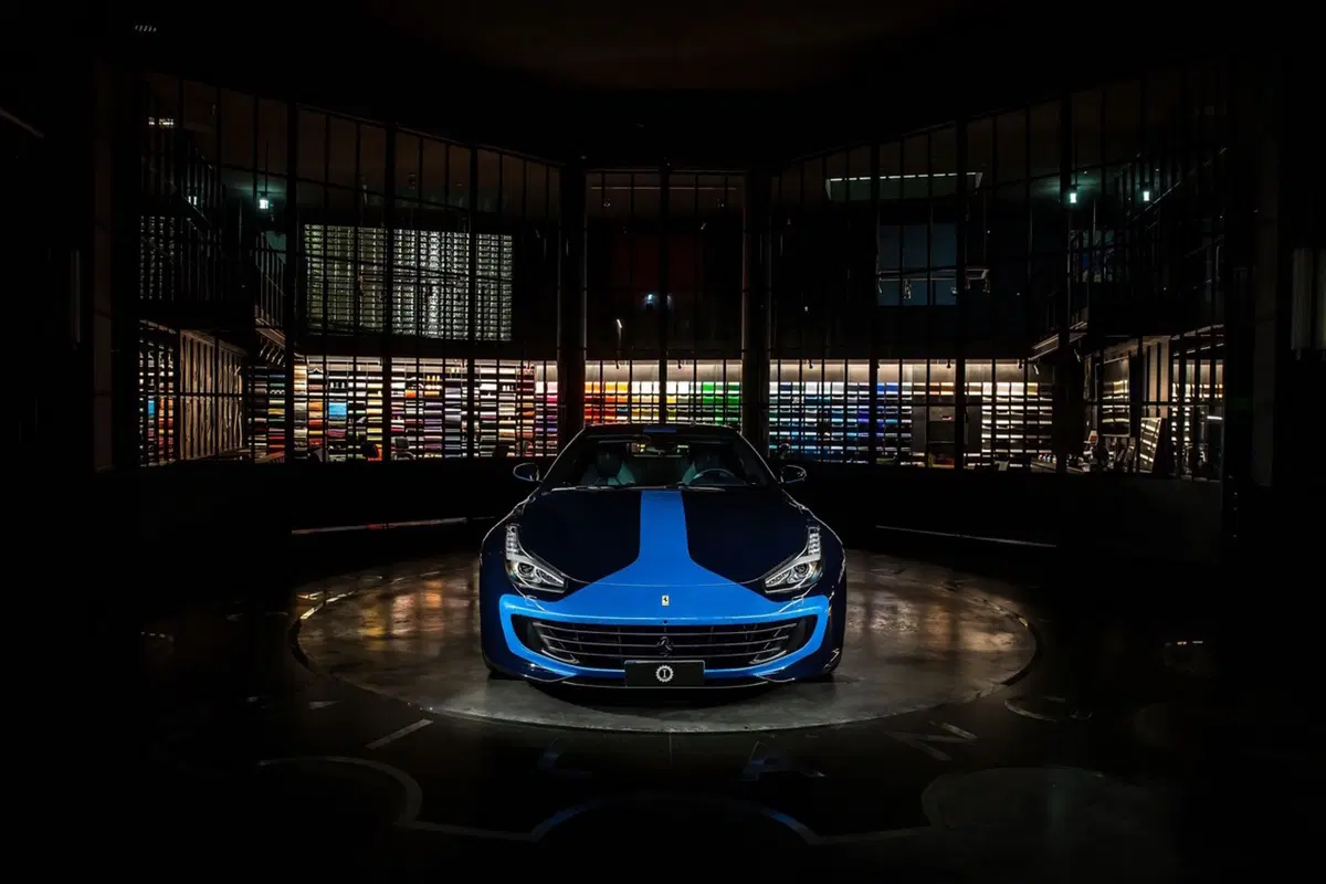 Lapo firma “Azzurra”: una Ferrari GTC4 Lusso d’alta moda (19)