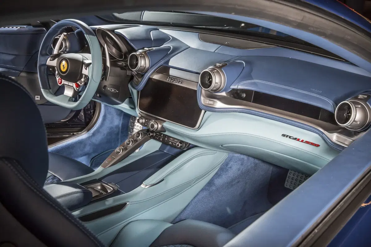 Lapo firma “Azzurra”: una Ferrari GTC4 Lusso d’alta moda (20)