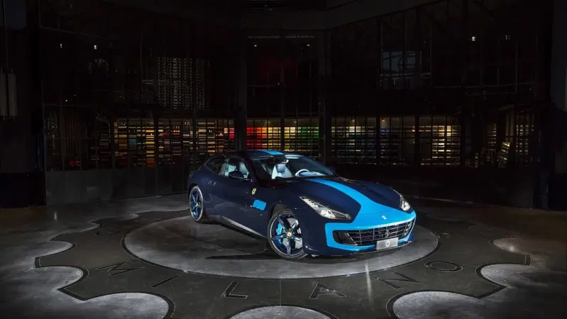 Lapo firma &ldquo;Azzurra&rdquo;: una Ferrari GTC4 Lusso d&rsquo;alta moda
