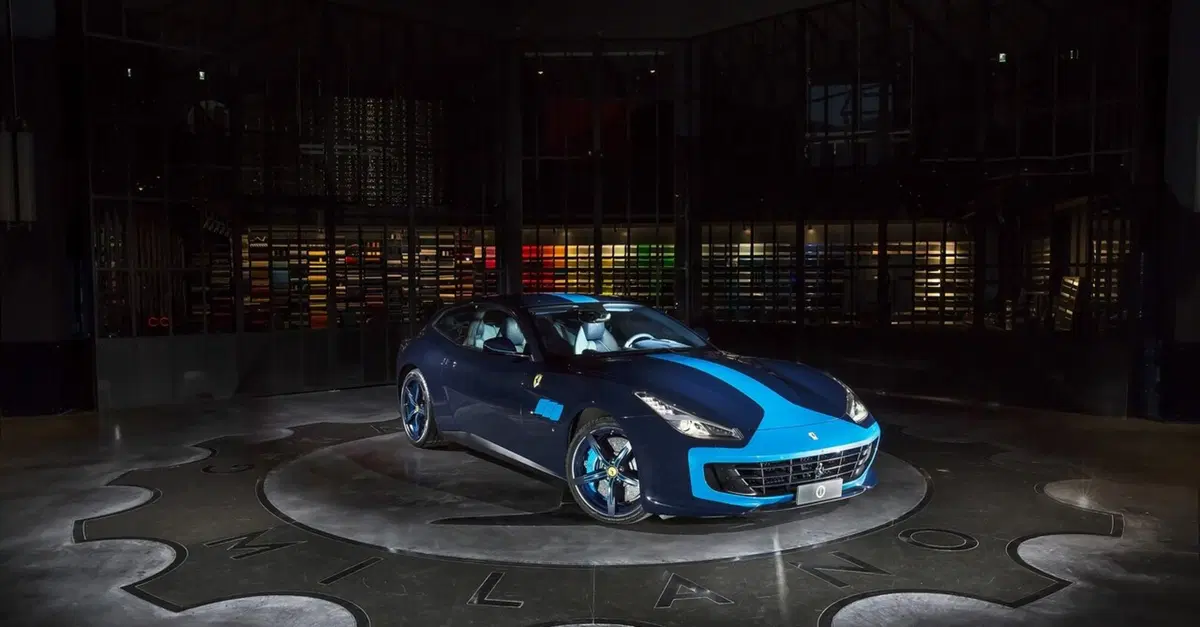 Lapo firma &ldquo;Azzurra&rdquo;: una Ferrari GTC4 Lusso d&rsquo;alta moda