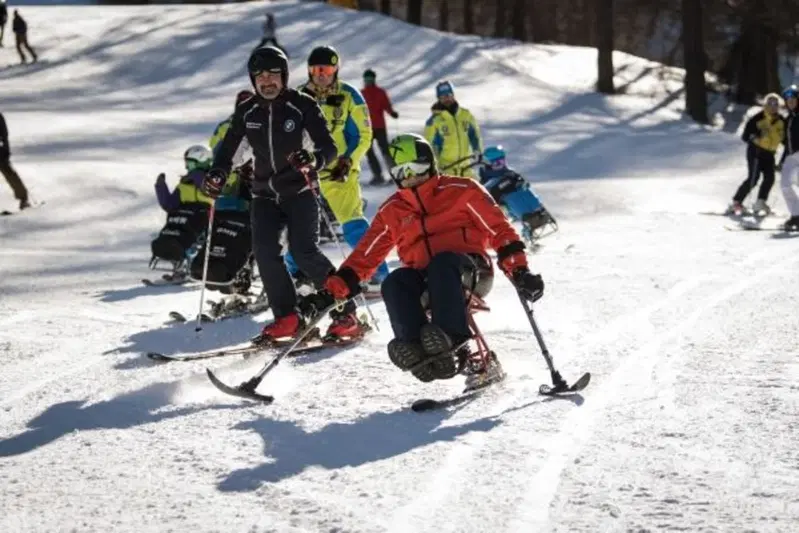 Sulle piste di Sauze d'Oulx Zanardi sfreccia velocissimo, pi&ugrave; di molti altri sciatori