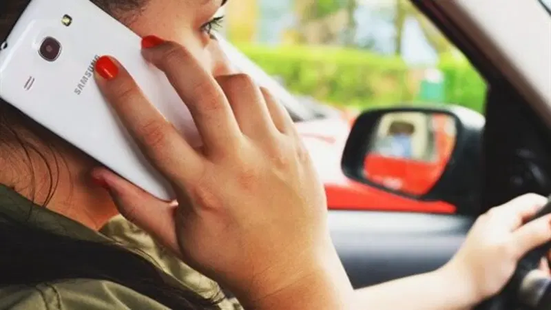 Francia, bandito l'uso dei cellulari in auto, anche a veicolo fermo