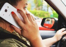 Francia, bandito l'uso dei cellulari in auto, anche a veicolo fermo