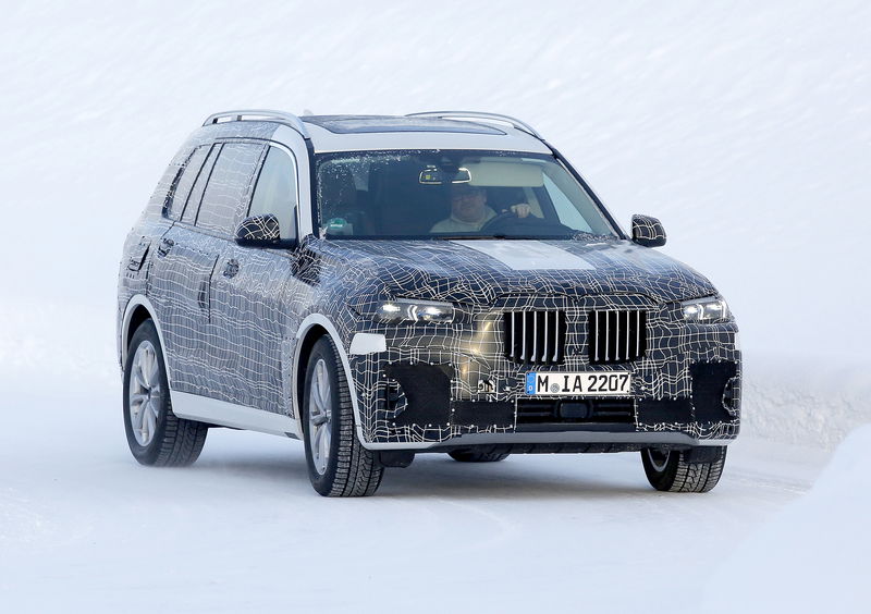 BMW X7, le foto spia