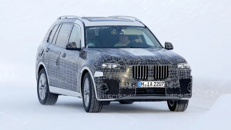 BMW X7, le foto spia