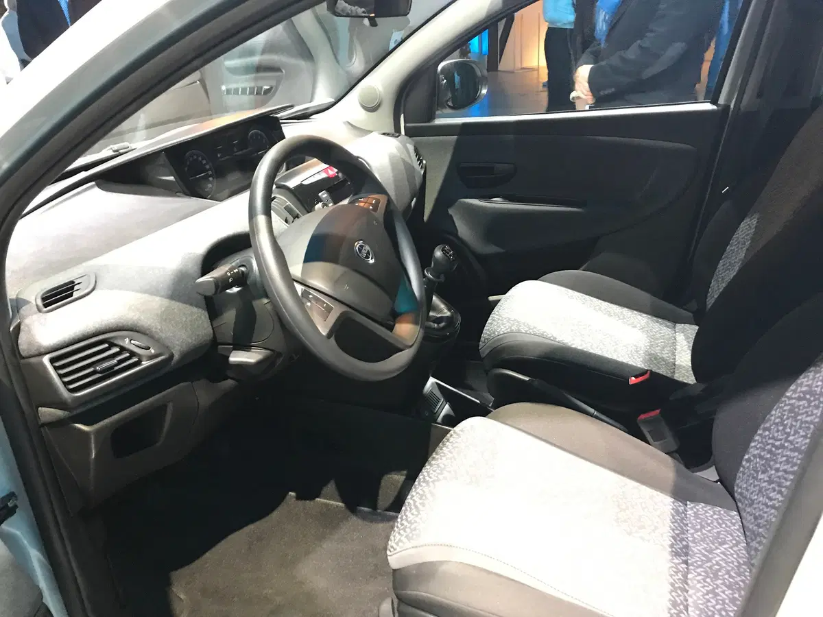 Lancia Ypsilon, l'icona italiana si presenta e si fa in tre (6)
