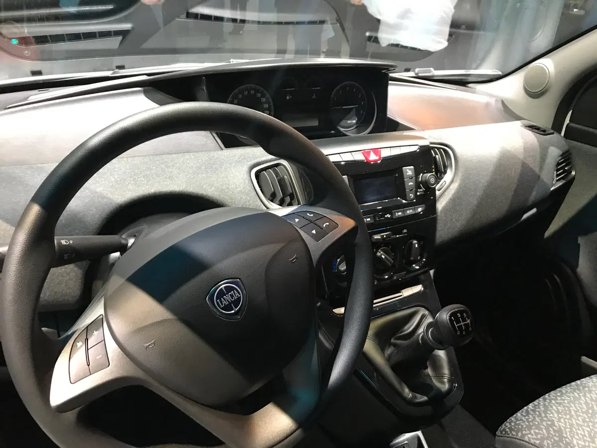 Lancia Ypsilon, l'icona italiana si presenta e si fa in tre (8)