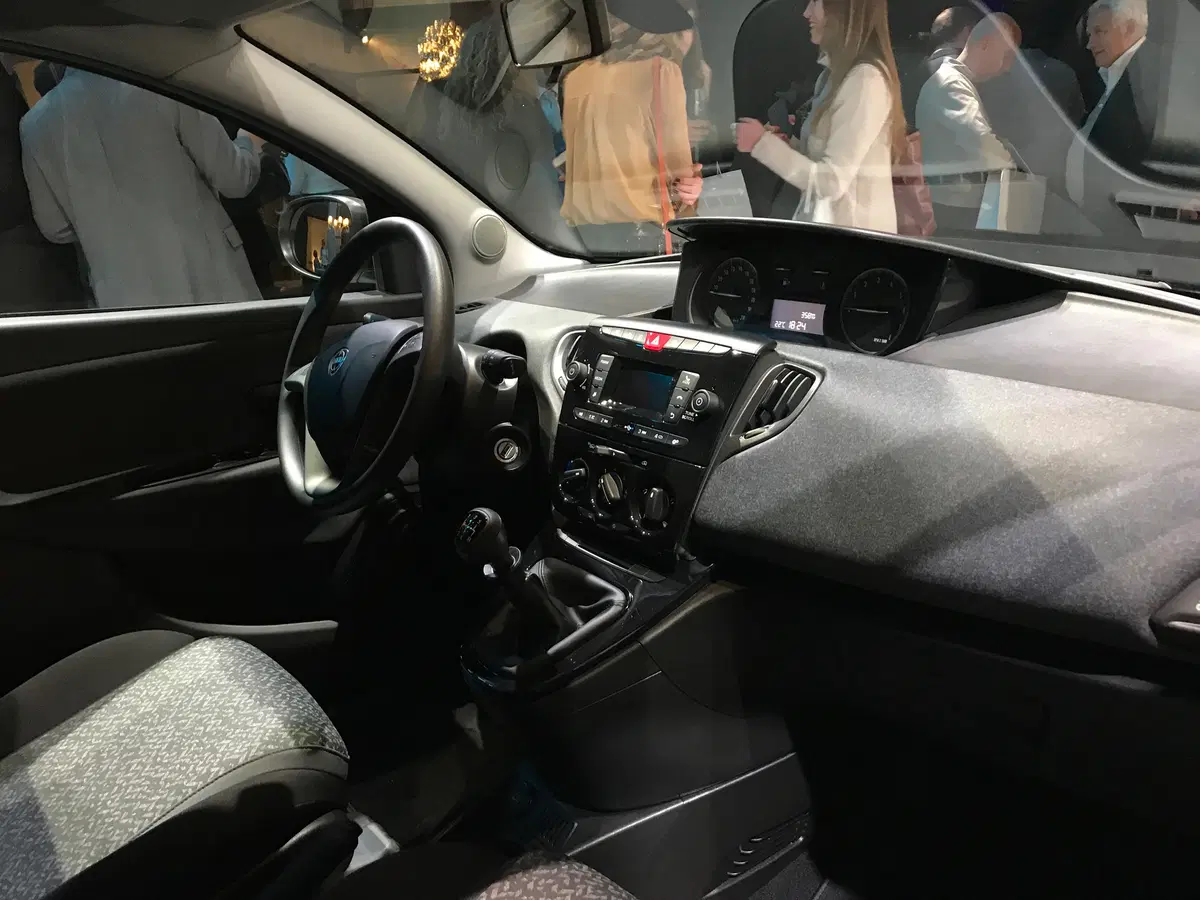 Lancia Ypsilon, l'icona italiana si presenta e si fa in tre (10)