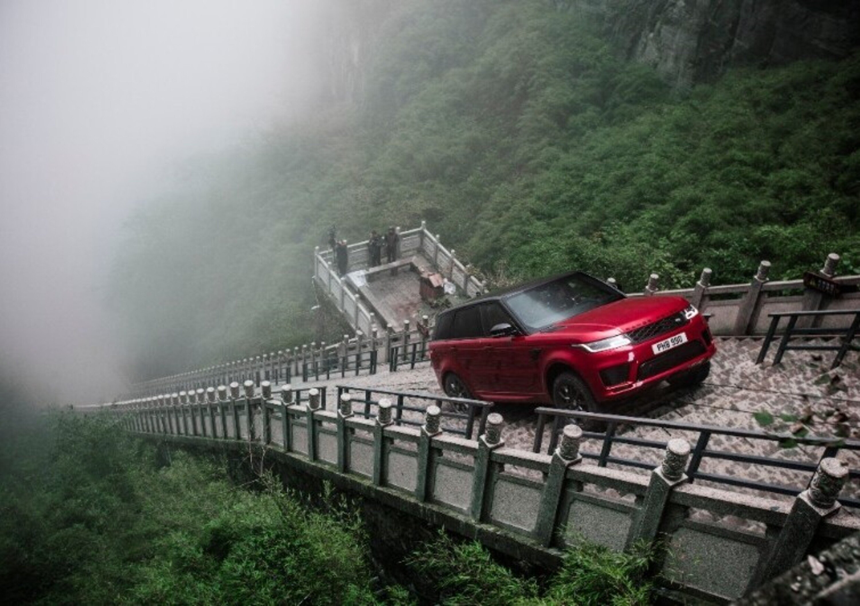 Ho-Pin Tung sale con Range Rover Sport PHEV alla Porta del Cielo [video]