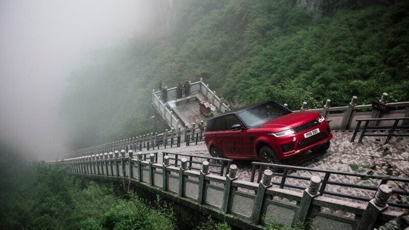 Ho-Pin Tung sale con Range Rover Sport PHEV alla Porta del Cielo [video]