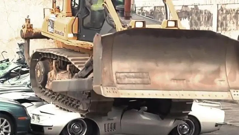 Contro l'evasione le Filippine distruggono le supercar
