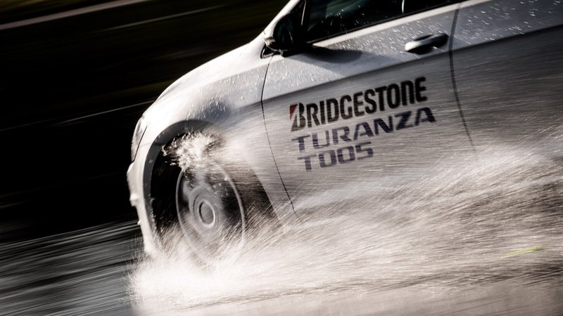Bridgestone Turanza T005, sicurezza anche sul bagnato [Video]