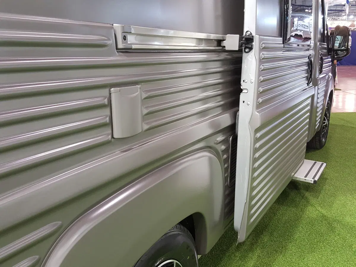 Citroen Type H 70th Anniversary Campervan: rivive il mito e parla (anche) italiano (24)