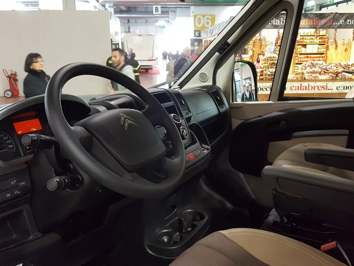 Citroen Type H 70th Anniversary Campervan: rivive il mito e parla (anche) italiano (26)