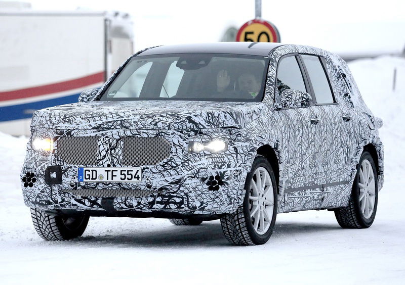 Mercedes GLB, prove di SUV compatto