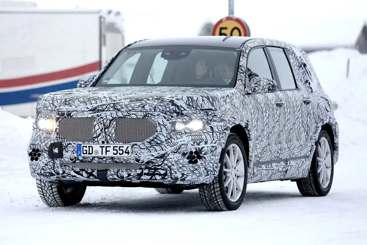 Mercedes GLB, prove di SUV compatto