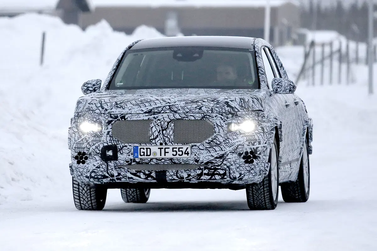 Mercedes GLB, prove di SUV compatto (2)