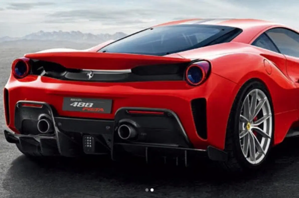 Ferrari 488 Pista: le prime foto svelano la novità di Ginevra 2018 (5)