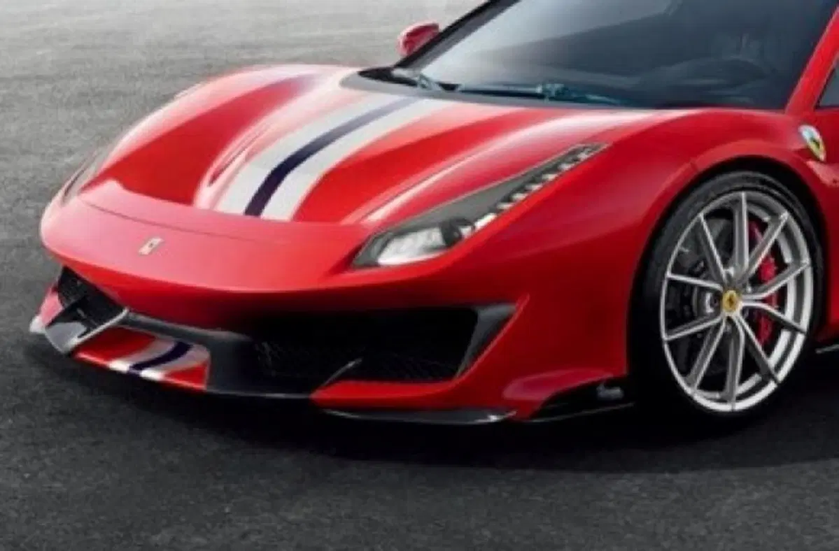 Ferrari 488 Pista: le prime foto svelano la novità di Ginevra 2018 (4)