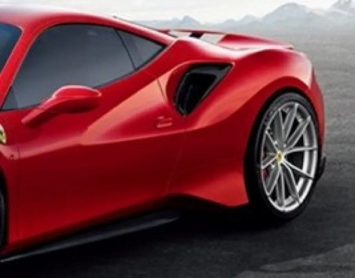 Ferrari 488 Pista: le prime foto svelano la novità di Ginevra 2018 (3)