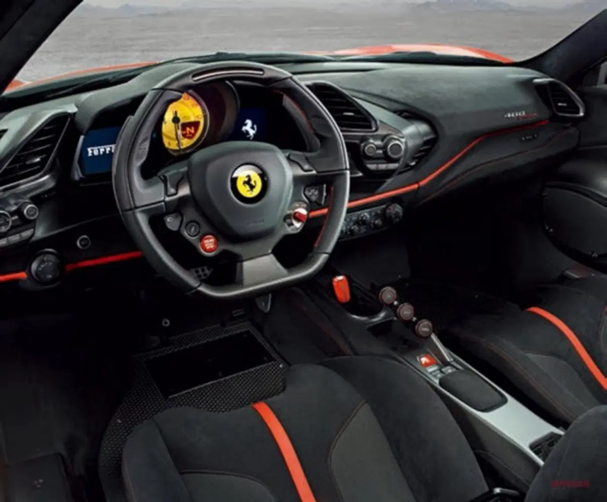 Ferrari 488 Pista: le prime foto svelano la novità di Ginevra 2018 (2)