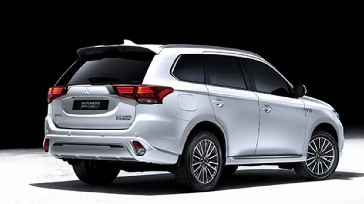 Outlander PHEV, la novità Mitsubishi al Salone di Ginevra 2018 (2)