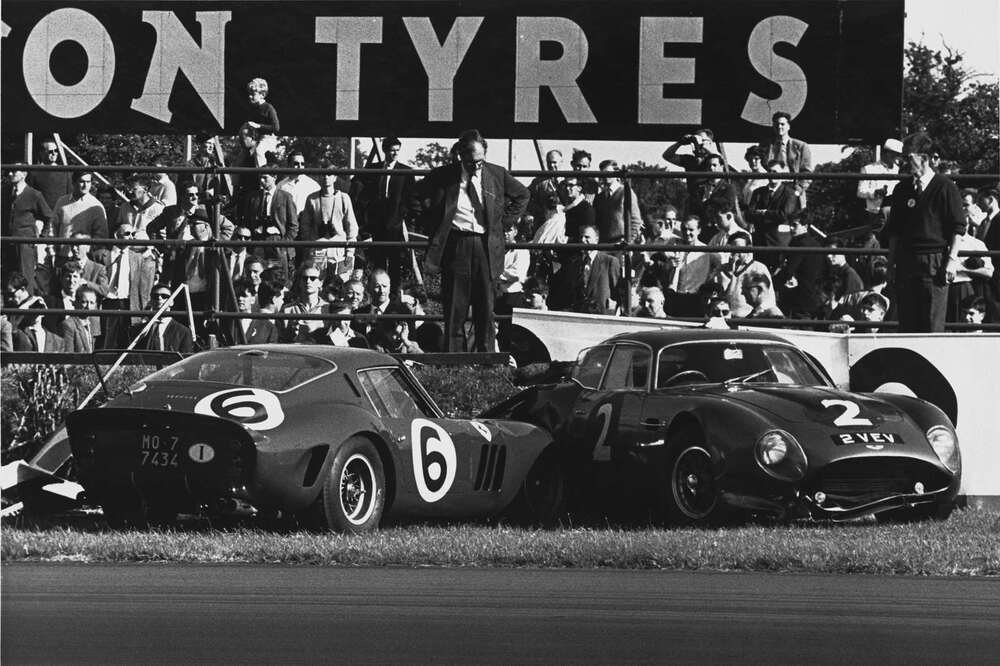 Ferrari e Aston, da gara, con due campioni al volante che escono di strada insieme: capitava nei 60s