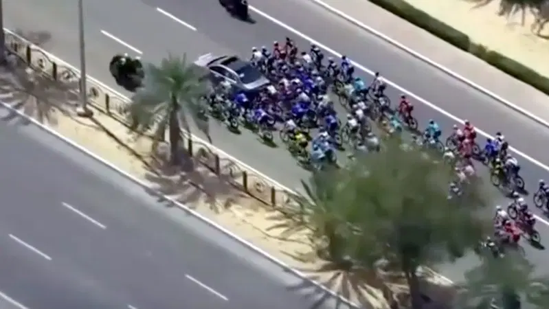 Abu Dhabi Tour 2018: Cavendish tradito dalla... frenata d'emergenza [Video]