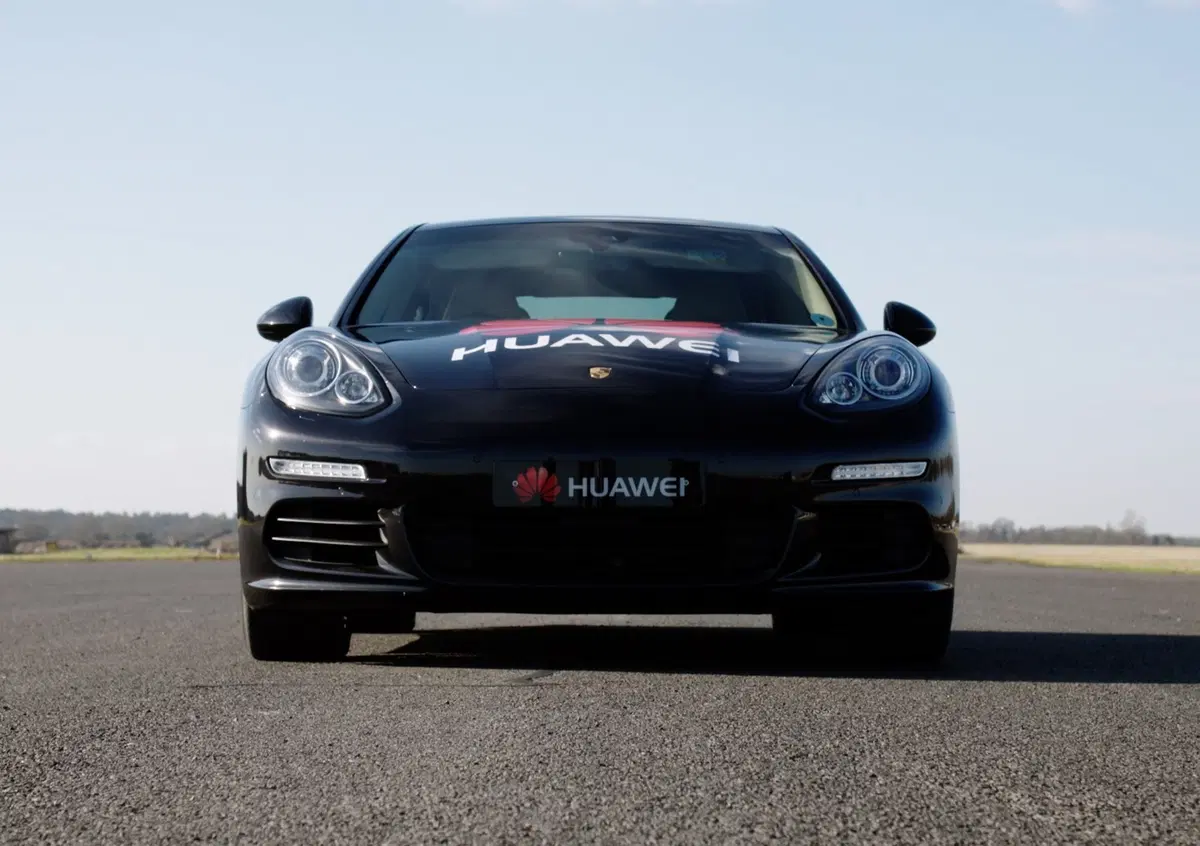 Huawei: l'auto si guida con lo smartphone [Video]