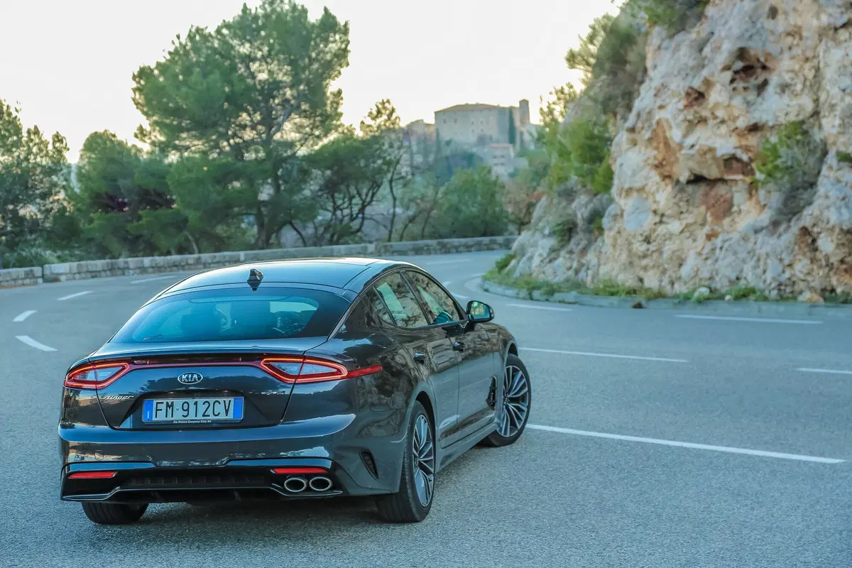 Kia Stinger 2.2 CRDi, il diesel coreano sfida le gran turismo tedesche [Video] (4)