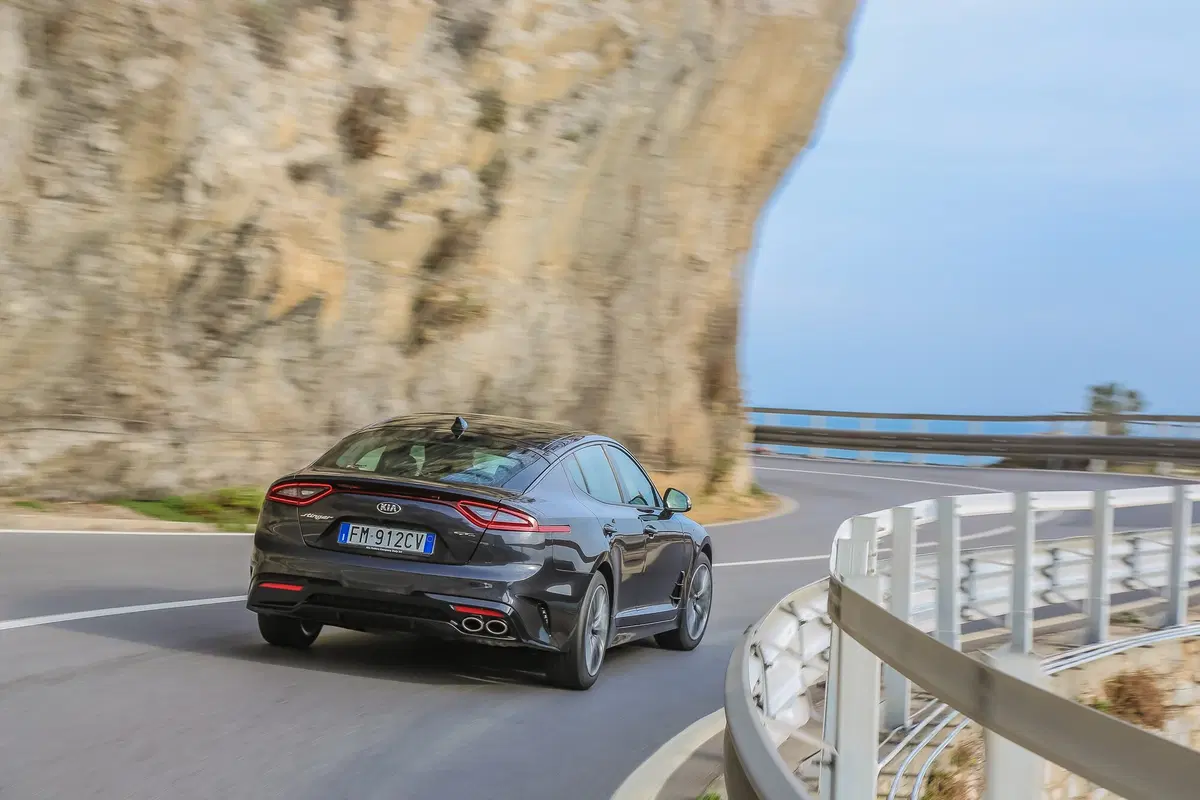 Kia Stinger 2.2 CRDi, il diesel coreano sfida le gran turismo tedesche [Video]