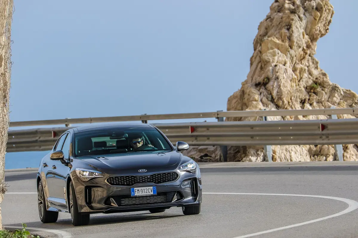 Kia Stinger 2.2 CRDi, il diesel coreano sfida le gran turismo tedesche [Video] (2)