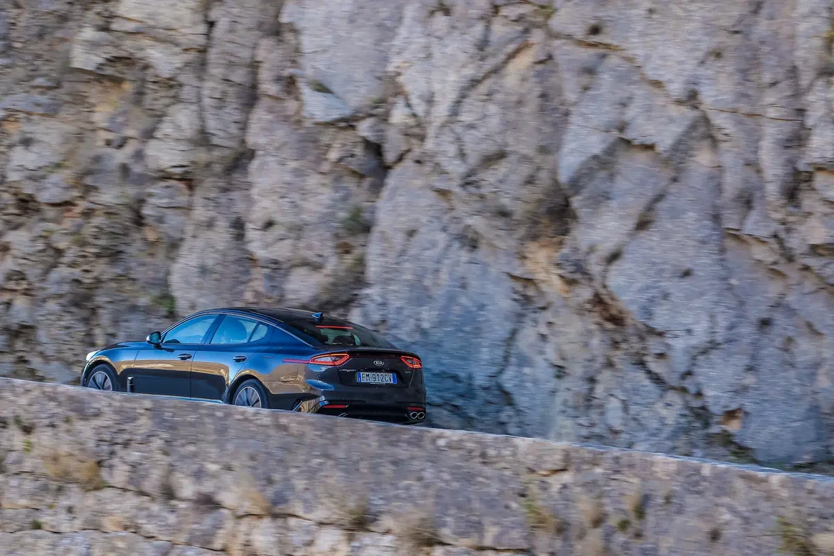 Kia Stinger 2.2 CRDi, il diesel coreano sfida le gran turismo tedesche [Video] (3)