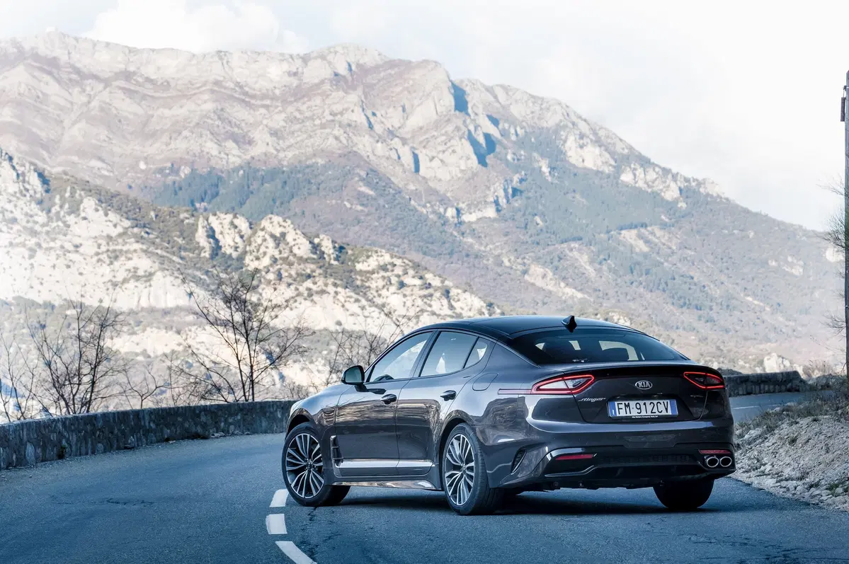 Kia Stinger 2.2 CRDi, il diesel coreano sfida le gran turismo tedesche [Video] (10)