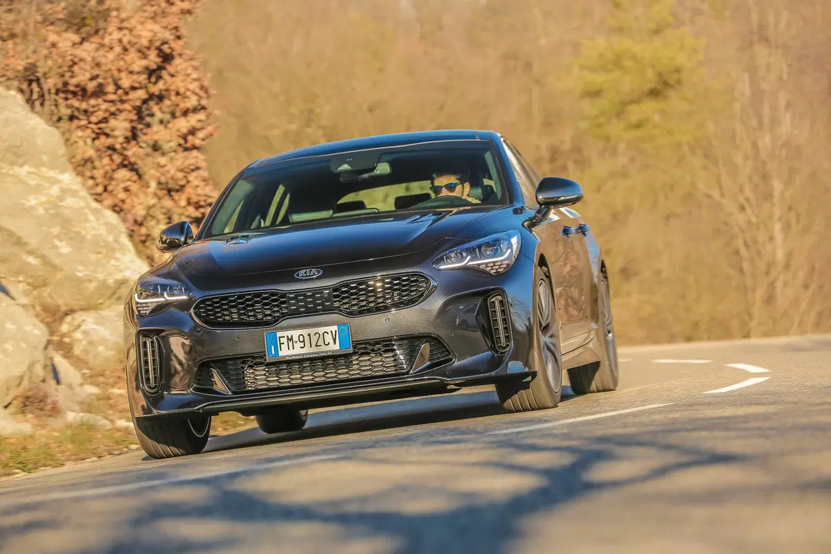 Kia Stinger 2.2 CRDi, il diesel coreano sfida le gran turismo tedesche [Video] (15)