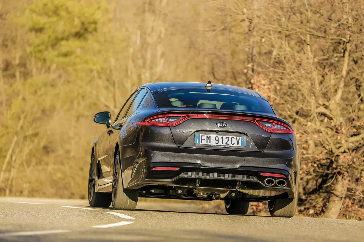 Kia Stinger 2.2 CRDi, il diesel coreano sfida le gran turismo tedesche [Video] (17)