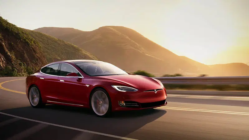 Tesla, hacker all&rsquo;attacco dei server della Casa americana