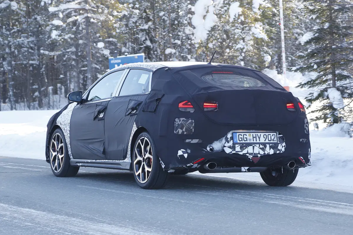 Hyundai i30 N Fastback, le foto spia (9)