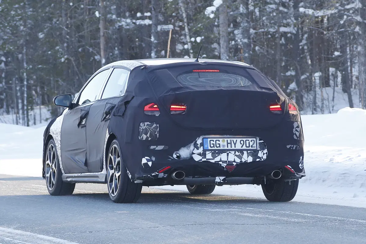 Hyundai i30 N Fastback, le foto spia (2)