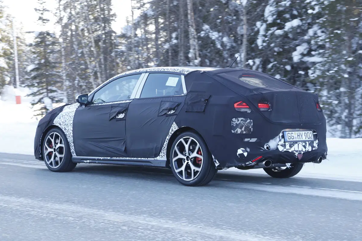 Hyundai i30 N Fastback, le foto spia (6)