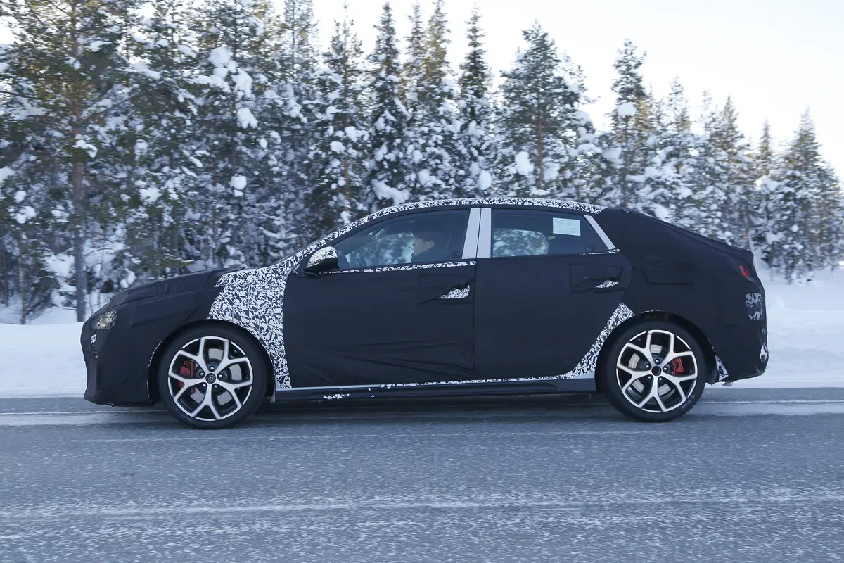 Hyundai i30 N Fastback, le foto spia (4)