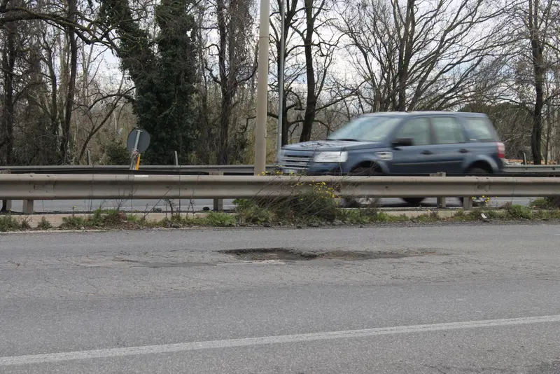 Una delle tante buche presenti sul tratto urbano della Tangenziale di Roma: siamo all'altezza del ponte sul Tevere, a Tor di Quinto
