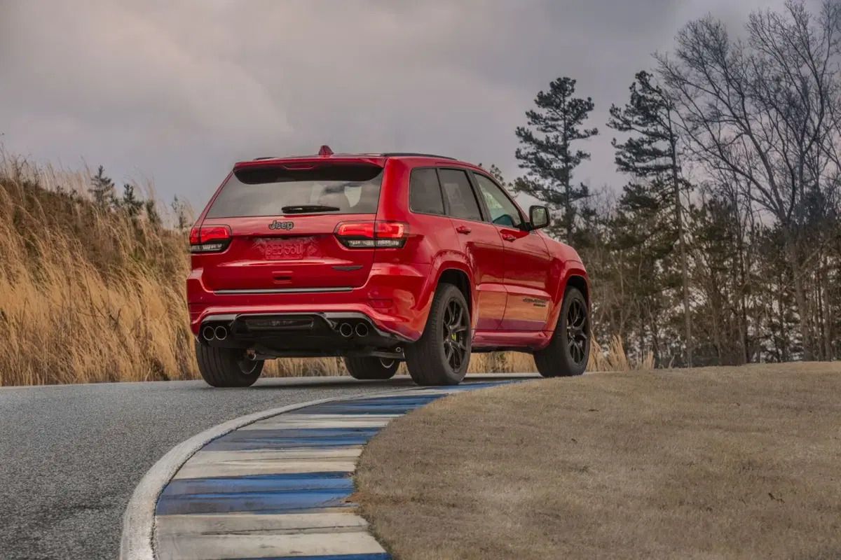 Jeep Grand Cherokee Trackhawk, il super SUV da 700 CV debutta al Salone di Ginevra 2018 (3)