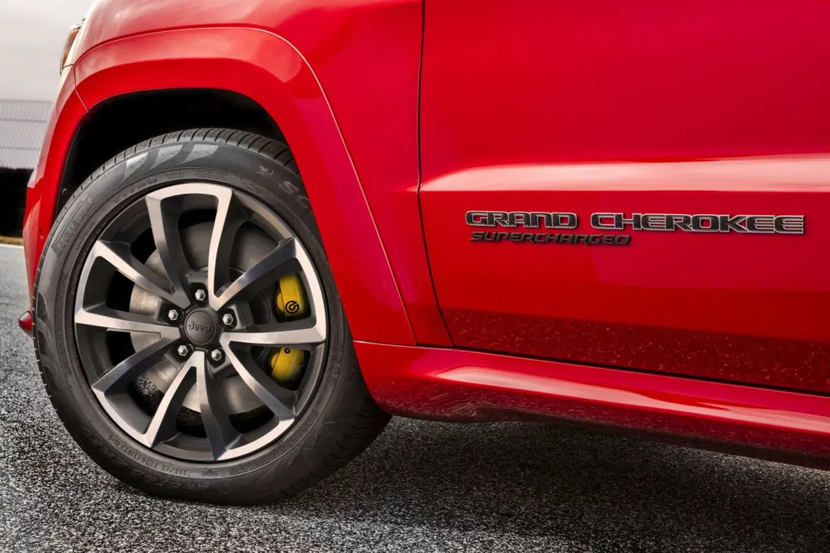 Jeep Grand Cherokee Trackhawk, il super SUV da 700 CV debutta al Salone di Ginevra 2018 (8)