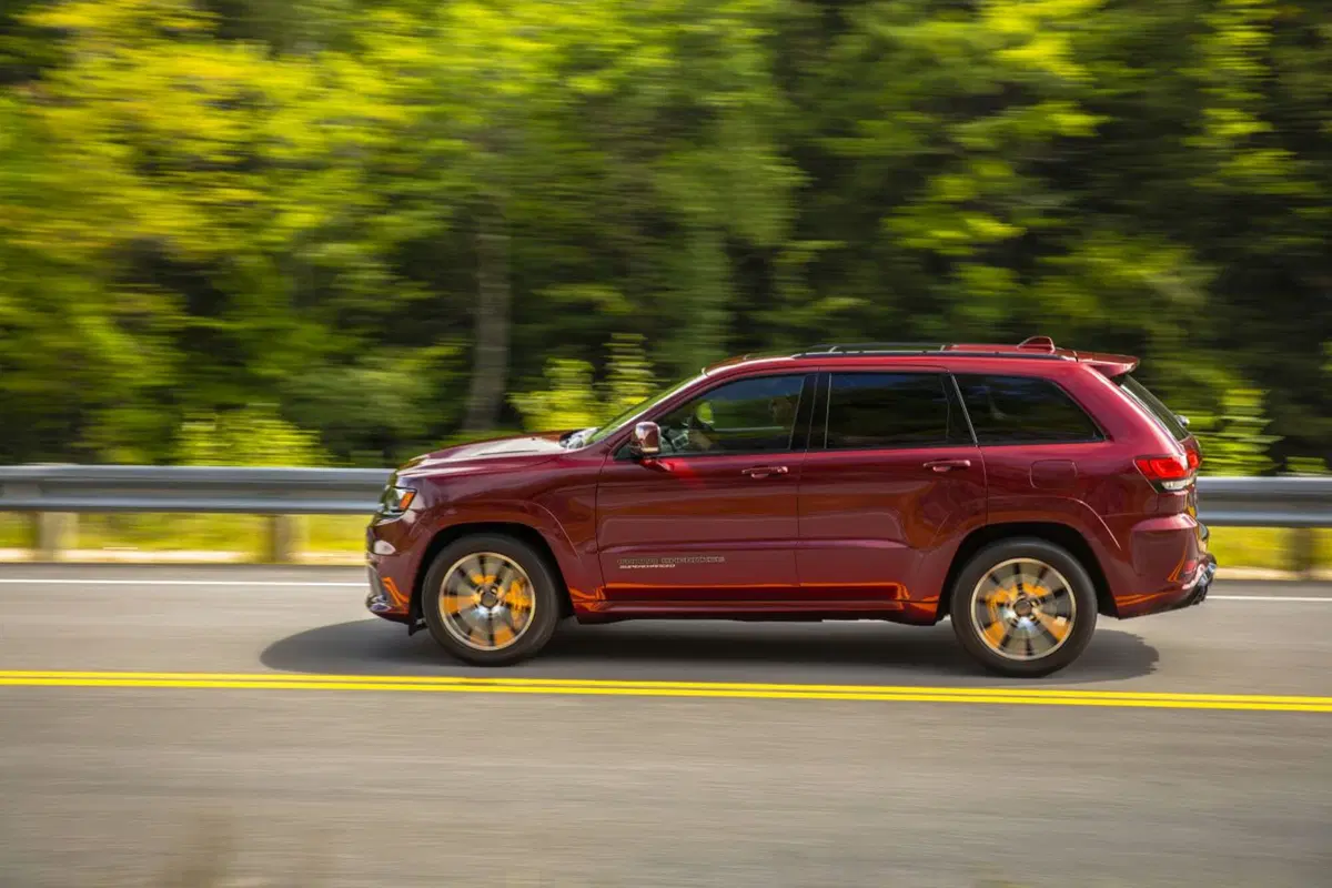 Jeep Grand Cherokee Trackhawk, il super SUV da 700 CV debutta al Salone di Ginevra 2018 (5)